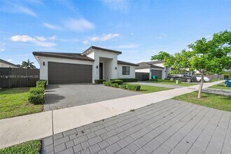 12941 SW 227th St in Miami, FL - Foto de edificio - Building Photo