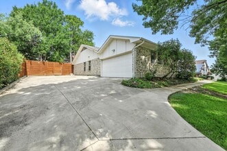 4213 Village Green Dr in Irving, TX - Foto de edificio - Building Photo