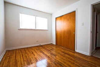 2045 E 75th St Chicago, IL 60649 in Chicago, IL - Building Photo - Building Photo