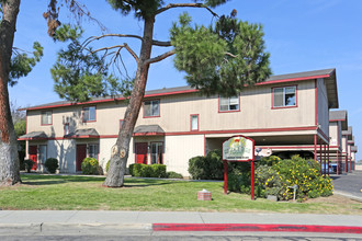 Regency Park Apartments in Sanger, CA - Building Photo - Building Photo