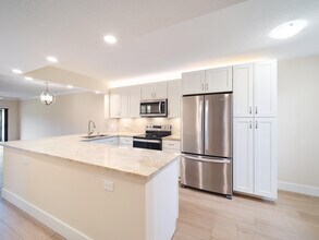 1101 Pinecrest Cir in Jupiter, FL - Building Photo - Building Photo