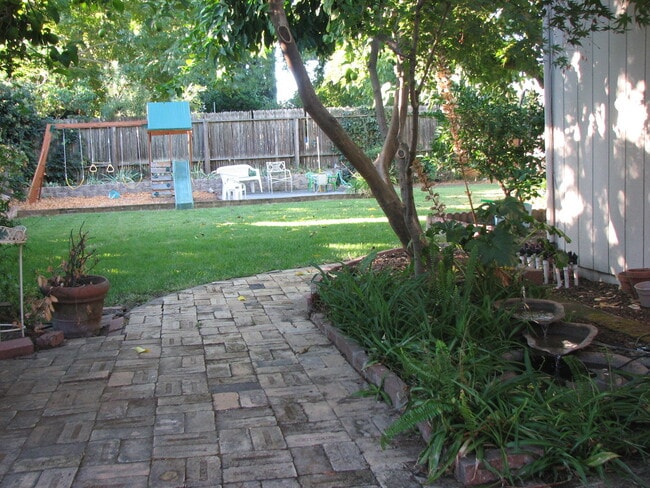 906 Vine Ave in Roseville, CA - Foto de edificio - Building Photo