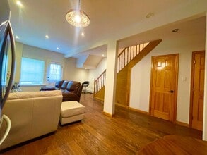 350 Bayview Ave in Manhasset, NY - Building Photo - Building Photo