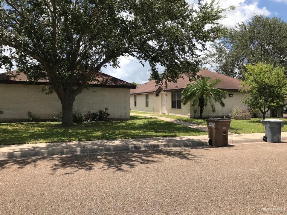 1711 Tampa St-Unit -B in Edinburg, TX - Foto de edificio