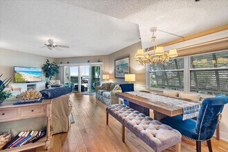 5621 Gulf of Mexico Dr, Unit 103 in Longboat Key, FL - Foto de edificio - Building Photo