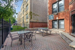 7528 N Seeley Ave, Unit 301 Apartments