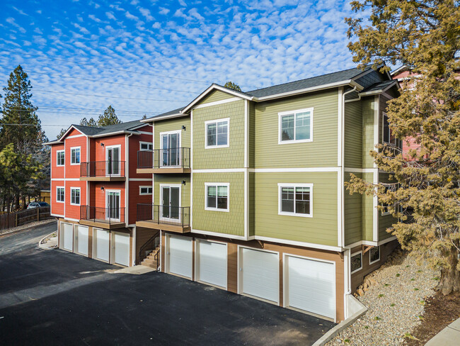 2058 NW Monterey Pines Dr in Bend, OR - Foto de edificio - Building Photo