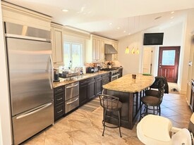 10 Foxwood Ln in Thornwood, NY - Building Photo