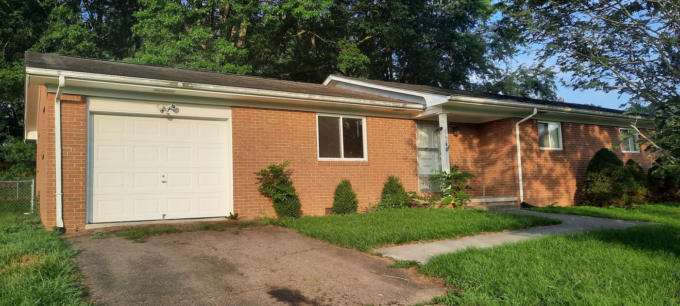 2100 Meadowbrook Dr in Blacksburg, VA - Foto de edificio