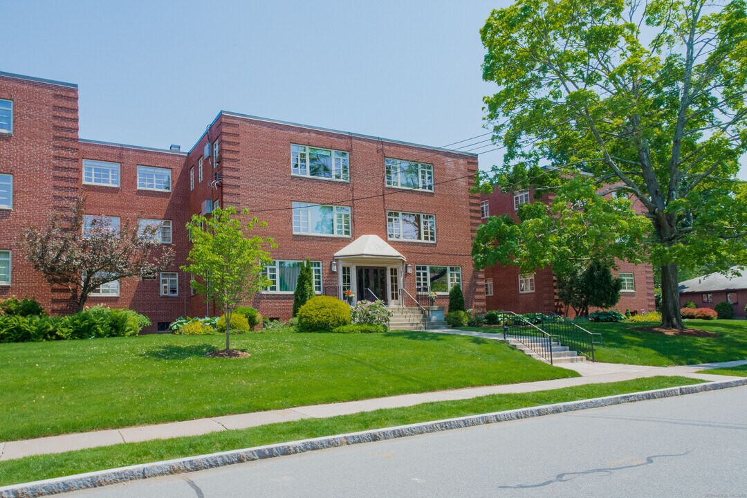 30 Outlook Ave in West Hartford, CT - Building Photo