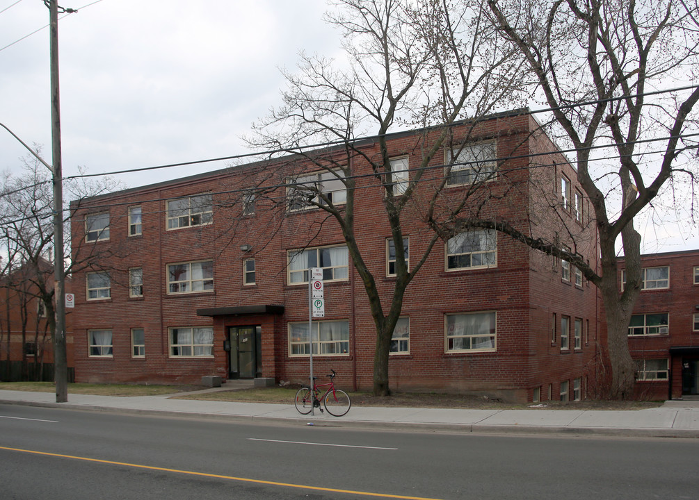 1481 Kingston Rd in Toronto, ON - Building Photo