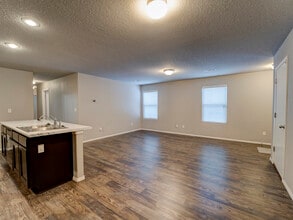 231 N Broadway Dr in Farmington, AR - Foto de edificio - Building Photo