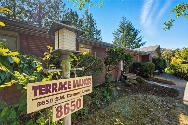8650 SW Canyon Ln in Portland, OR - Building Photo - Building Photo