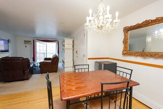 610 S Franklin St, Unit B202 in Holbrook, MA - Building Photo - Building Photo