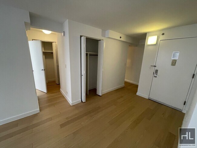 222 E 39th St in New York, NY - Building Photo - Building Photo