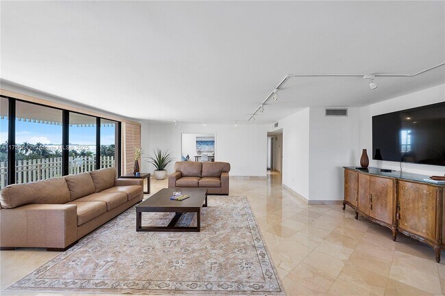 2 Grove Isle Dr in Miami, FL - Building Photo - Building Photo
