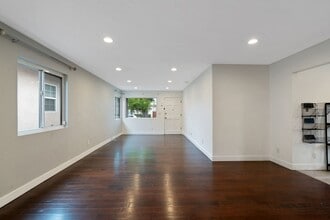 1427 E 55th St in Long Beach, CA - Foto de edificio - Building Photo