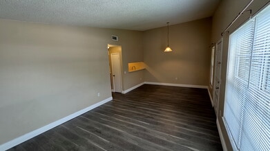 14301 Hanging Moss Circle, Unit 202 in Tampa, FL - Building Photo - Building Photo