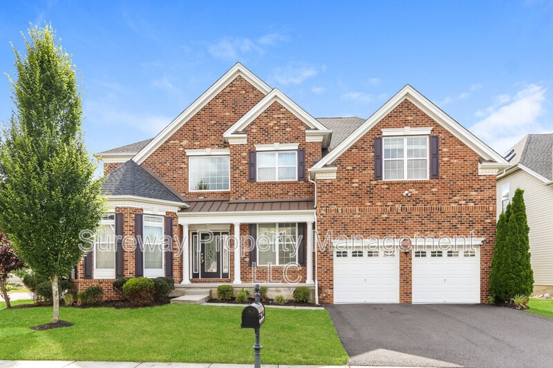 17 Greylynne Dr in Monroe Township, NJ - Building Photo