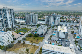 Darby Hall in Hollywood, FL - Foto de edificio - Building Photo