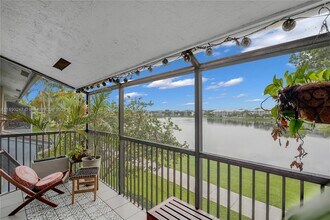 2737 S Oakland Forest Dr in Oakland Park, FL - Foto de edificio - Building Photo