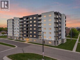 8401 Wyandotte St E in Windsor, ON - Building Photo