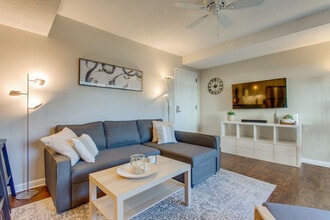 900 19th Ave S, Unit #214 in Nashville, TN - Foto de edificio - Building Photo