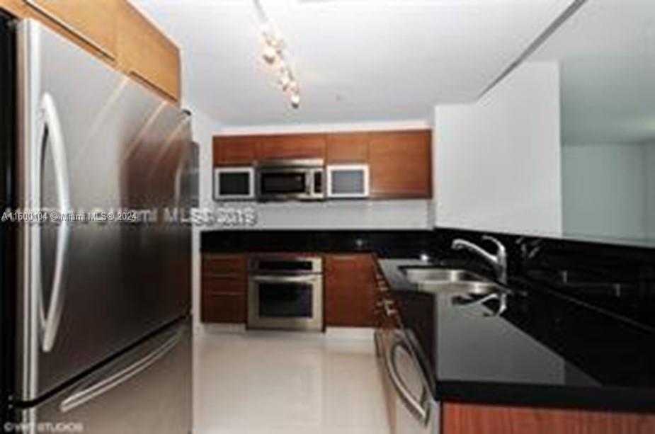 244 Biscayne Blvd, Unit 1102 in Miami, FL - Building Photo