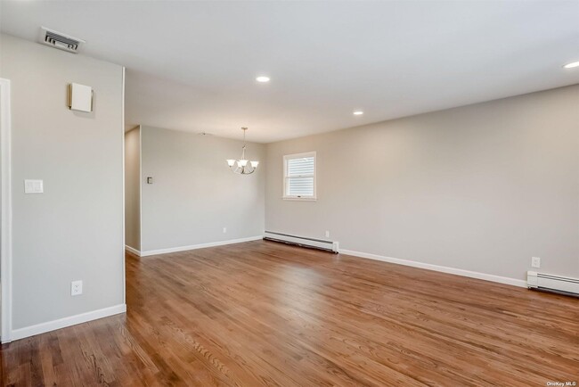 193 E Shore Dr in Massapequa, NY - Building Photo - Building Photo