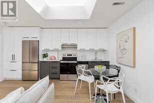 1106 Dundas St W in Toronto, ON - Building Photo