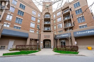 5327 Upper Middle Rd in Burlington, ON - Building Photo - Building Photo
