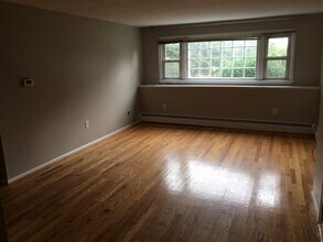 121 Cambridge Rd, Unit 2 in Woburn, MA - Foto de edificio - Building Photo
