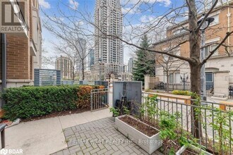 370 Square One Dr in Mississauga, ON - Building Photo - Building Photo