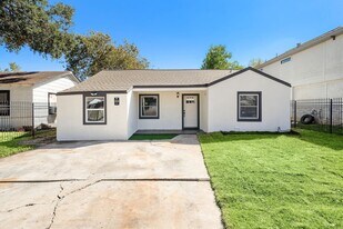 7109 St Augustine St in Houston, TX - Building Photo