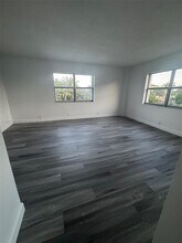 1881 Middle River Dr in Fort Lauderdale, FL - Foto de edificio - Building Photo