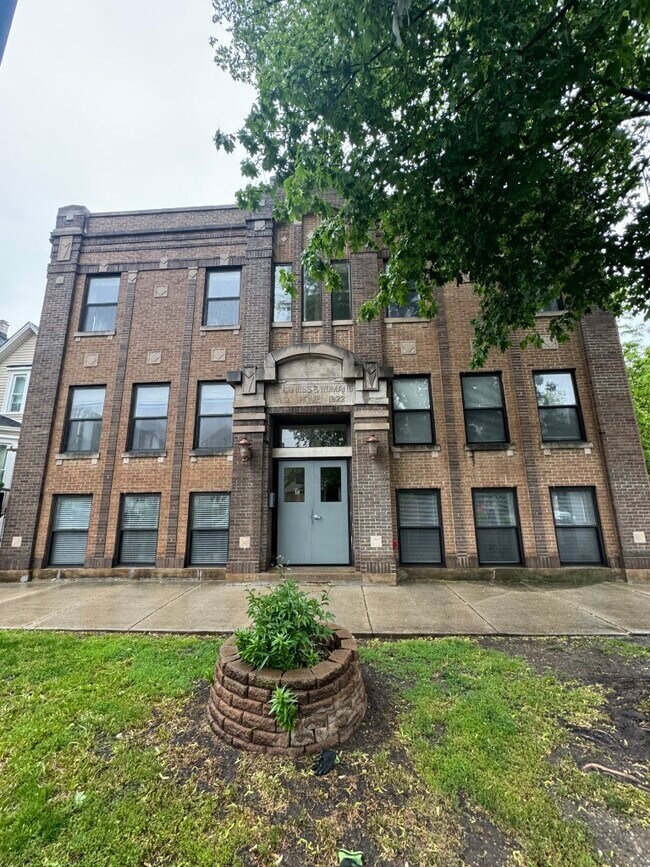 property at 1856 N Sawyer Ave