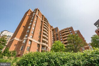4808 Moorland Ln in Bethesda, MD - Building Photo - Building Photo