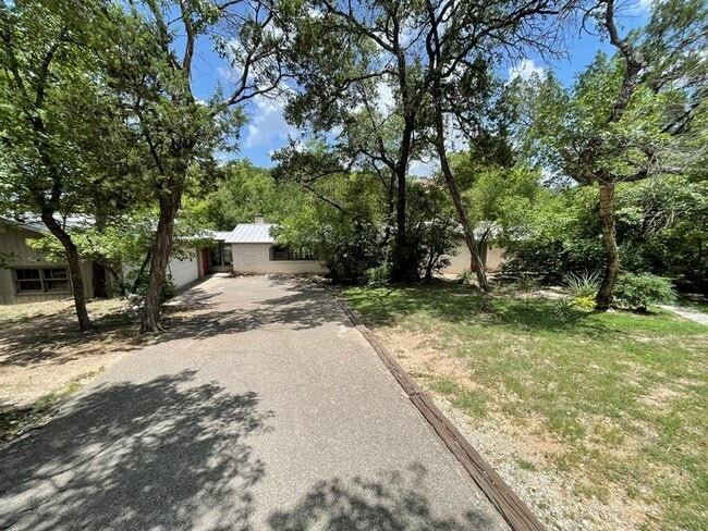 720 Yaupon Valley Rd in West Lake Hills, TX - Building Photo - Building Photo