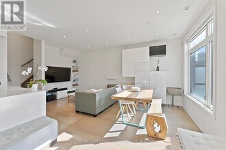 4030 Parkside Village Dr in Mississauga, ON - Building Photo - Building Photo