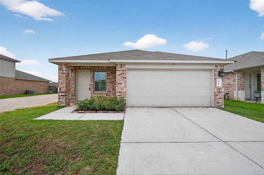 16600 Lonely Pines Dr in Conroe, TX - Building Photo