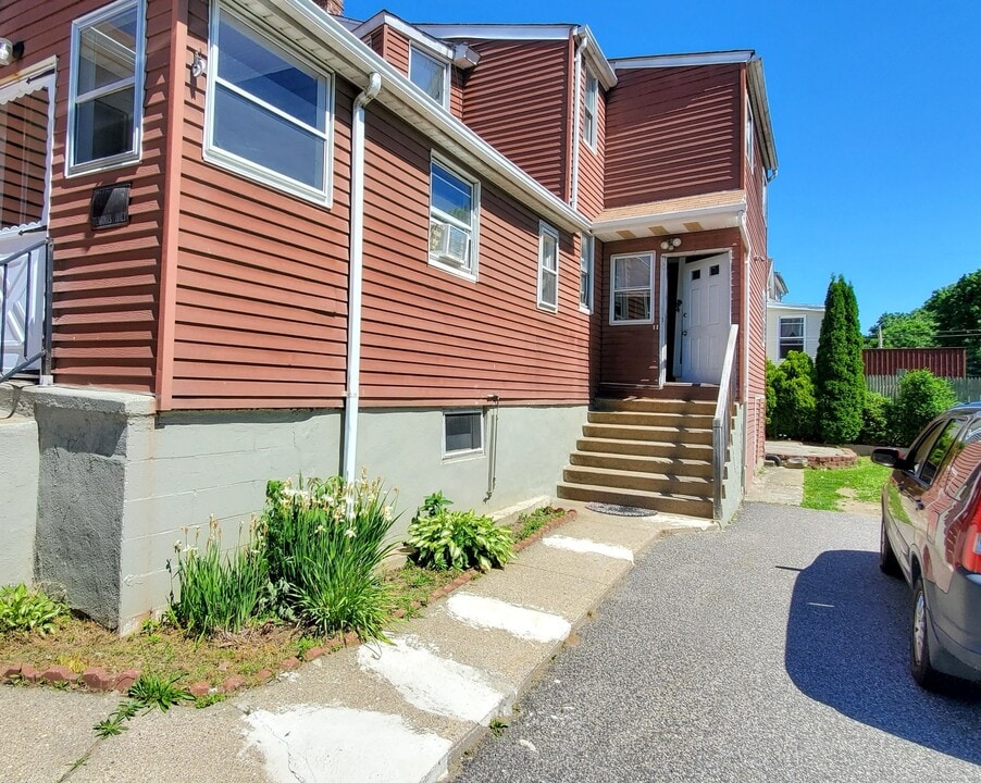 266 Falls Ave in Watertown, CT - Foto de edificio