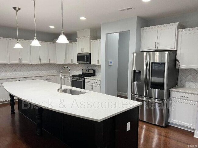 121 Red Bark Ct in Apex, NC - Building Photo - Building Photo