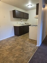 Willow Creek Apartments in Westland, MI - Foto de edificio - Building Photo