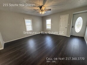 215 S 9th St in Pawnee, IL - Foto de edificio - Building Photo