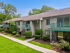 The Tree Tops in Northville, MI - Building Photo - Building Photo