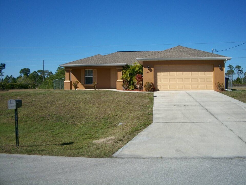 4124 NE 8th Pl in Cape Coral, FL - Building Photo