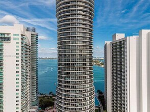 488 NE 18th St, Unit 2812 in Miami, FL - Building Photo - Building Photo