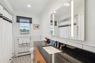 10 Venus Rd in Syosset, NY - Foto de edificio - Building Photo