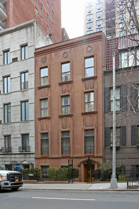 128 E 35th St in New York, NY - Building Photo