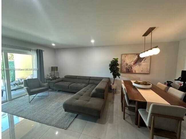 8443 SW 137th Ave in Miami, FL - Foto de edificio - Building Photo